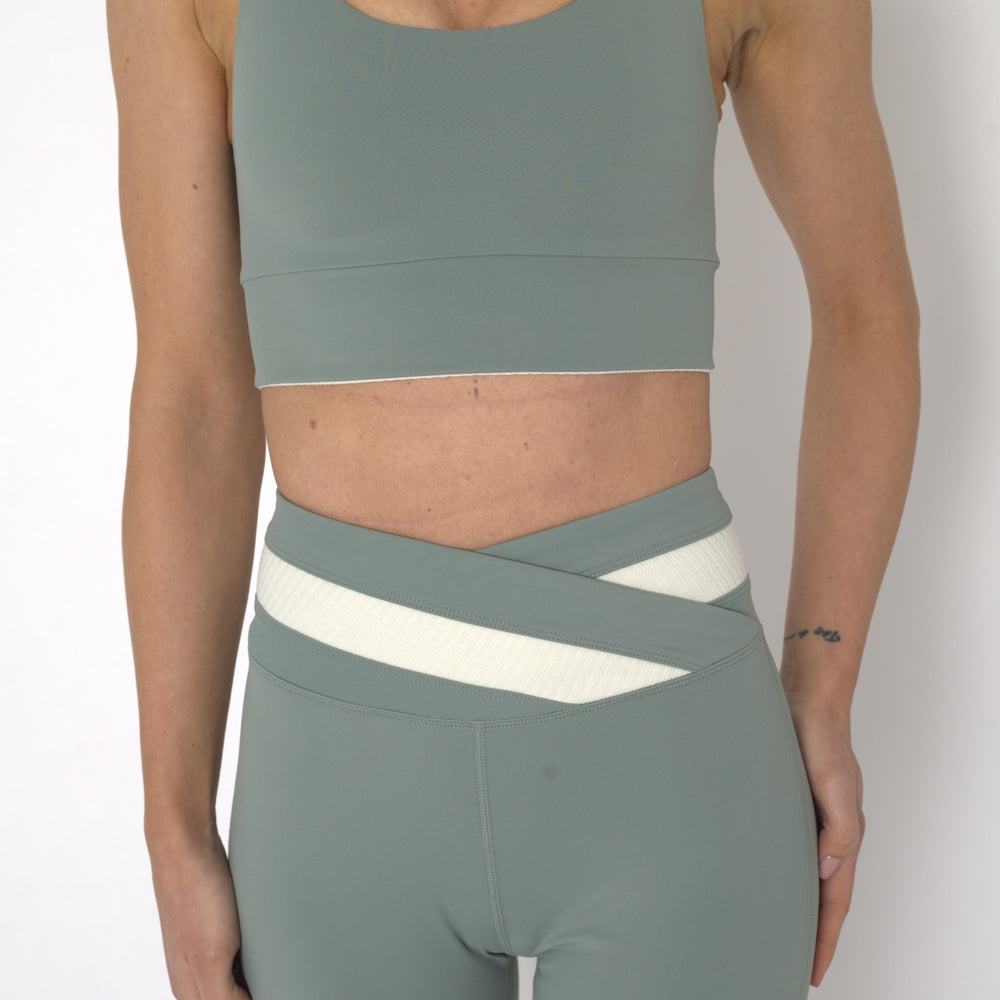 
                  
                    YOGAFLOW REVERSIBLE SPORTS BRA MEDIUM SUPPORT DUO SOFT SAGE
                  
                